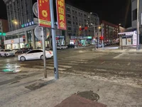 Реклама и вывески на центральной улице города Хэйхэ
